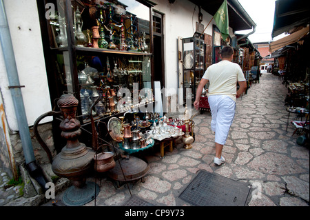 Jeux de café en laiton, bijoux, plaques et tuyaux dans quartier turc boutiques, Sarajevo.la Bosnie-Herzégovine. .Balkans Europe. Banque D'Images