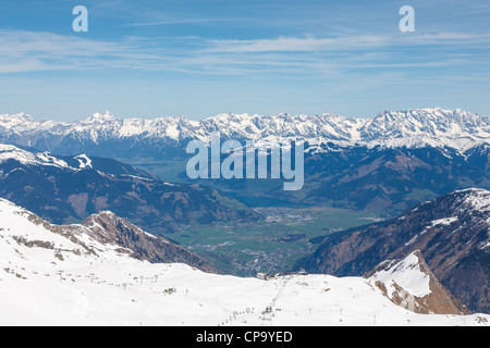 Les villes de Kaprun et Zell am See en Autriche peut être vu dans la vallée. Sur la crête de neige est l'AlpinCenter ski area Banque D'Images