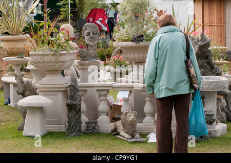 Femme cesse de percevoir le commerce tableau des caractéristiques ornementales jardin (semoirs, bains d'oiseaux, sculptures) - RHS Flower Show Tatton Park, Angleterre, RU Banque D'Images