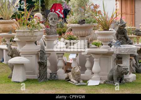 Stand du commerce affichage de jardin dispose à la vente (semoirs ornementaux, bains d'oiseaux, sculptures) - RHS Flower Show Tatton Park, Cheshire, Angleterre, Royaume-Uni. Banque D'Images