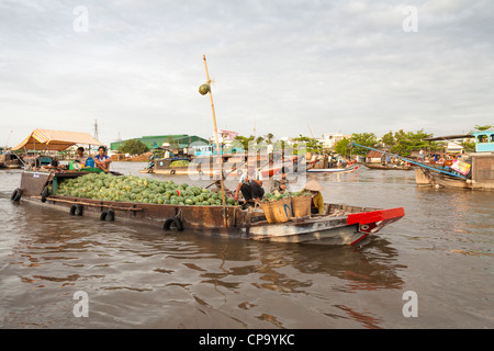 Voile chargés de pastèques dans le marché flottant de Cai Rang, près de Can Tho, Delta du Mekong, Vietnam Banque D'Images