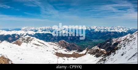 Une vue panoramique sur les Alpes autrichiennes du Glacier Visitor Centre sur la montagne Kitzsteinhorn à Kaprun Banque D'Images