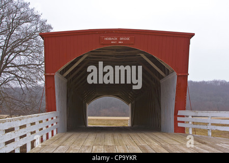 Pont de crête dans le comté de Madison Iowa, États-Unis, est l'un des rares ponts couverts. Banque D'Images