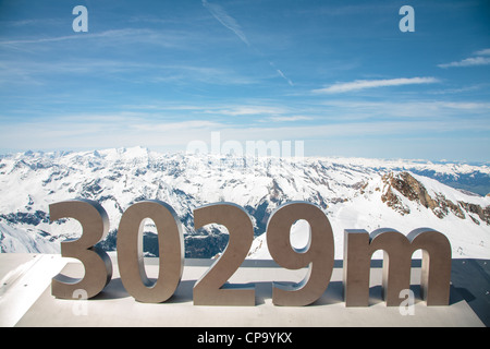 Une vue sur les Alpes autrichiennes du Glacier Visitor Centre sur la montagne Kitzsteinhorn à Kaprun Banque D'Images