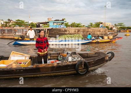 Les personnes vendant des produits de bateaux dans le marché flottant de Cai Rang, près de Can Tho, Delta du Mekong, Vietnam Banque D'Images