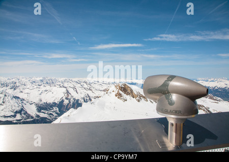 Une vue sur les Alpes autrichiennes du Glacier Visitor Centre sur la montagne Kitzsteinhorn à Kaprun Banque D'Images