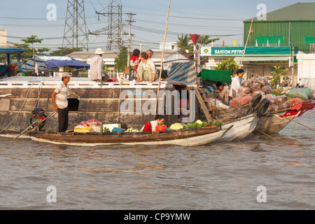 Bateaux dans le marché flottant de Cai Rang, près de Can Tho, Delta du Mekong, Vietnam Banque D'Images