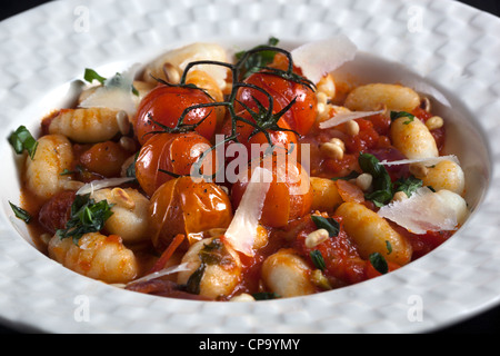 Gnocchi Tomates Rôties sur la vigne et le fromage parmesan Banque D'Images