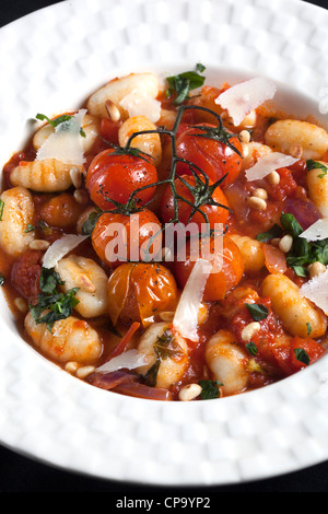 Gnocchi Tomates Rôties sur la vigne et le fromage parmesan Banque D'Images