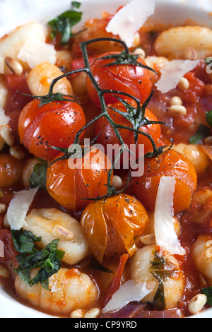 Gnocchi Tomates Rôties sur la vigne et le fromage parmesan Banque D'Images