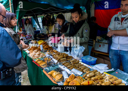 Paris, France, Festival bouddhiste, commis à l'alimentation dans les étals du Temple de Vincennes, différentes cultures religion Banque D'Images