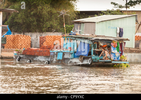 Un typique petit cargo chargé avec des briques, près de Cai Rang, Can Tho, Delta du Mekong, Vietnam Banque D'Images