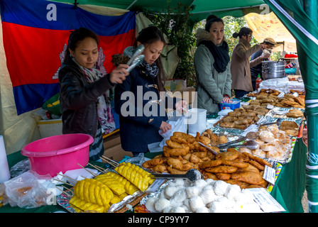 Paris, France, Festival bouddhiste français, People Shopping dans les stands de nourriture au TEM-Ple de Vincennes, festival ethnique, intégré Banque D'Images