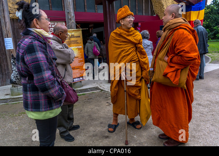 Paris, France, Festival bouddhiste interconfessionnel, rencontre religieuse, Monks bouddhistes thaïlandais, en face du Temple, Banque D'Images