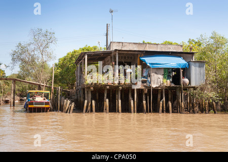 Riverside accueil soutenu par des pilotis, près de Cai Be et Vinh Long, Delta du Mekong, Vietnam Banque D'Images