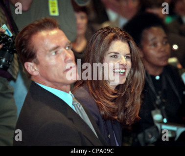 L'acteur Arnold Schwarzenegger est assis avec sa femme Maria Shriver, pour la dédicace de l'administration centrale du corps de la paix, le 15 septembre 1998 à Washington, DC. Banque D'Images