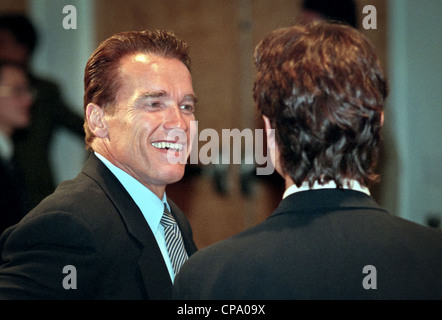 L'acteur Arnold Schwarzenegger à l'inauguration du quartier général du Corps de la paix le 15 septembre 1998 à Washington, DC. Banque D'Images