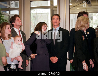 L'acteur Arnold Schwarzenegger et sa femme Maria Shriver, pour la dédicace de l'administration centrale du corps de la paix, le 15 septembre 1998 à Washington, DC. Banque D'Images