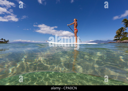 Vue du niveau d'eau de Stand up Paddling at Napili Bay, Maui, Hawaii. Banque D'Images