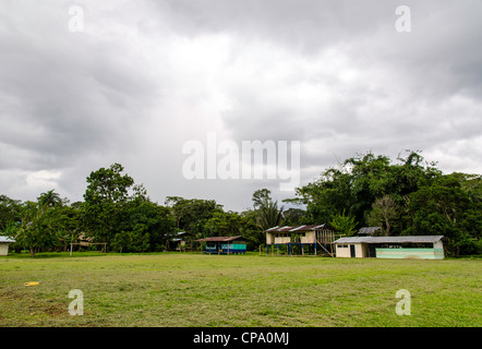 Secoya tribu à Secoya lodge amazonie le long de la rivière Aguarico Tierras Orientales Equateur Banque D'Images