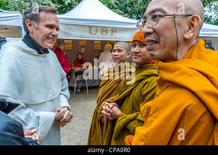 Paris, France, Festival bouddhiste interconfessionnel, Monks bouddhistes de Thaïlande, rencontre du prêtre protestant français différentes cultures religion, intégré Banque D'Images