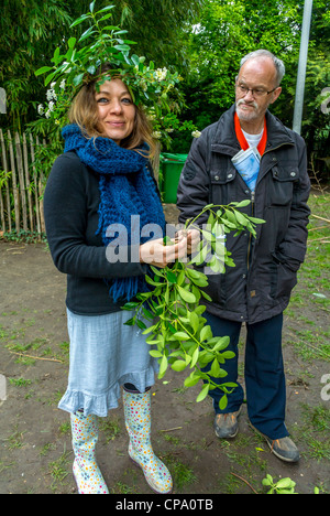 Paris, France, Festival bouddhiste français, femme aux feuilles dans les cheveux, Bois de Vincennes, Parc urbain français Banque D'Images