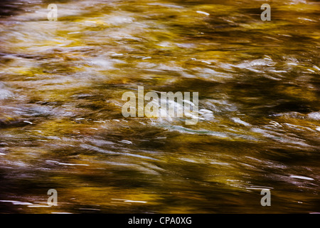 Blurred motion close up photographie de l'Arkansas RIver qui traverse le centre-ville de quartier historique de Salida, Colorado Banque D'Images