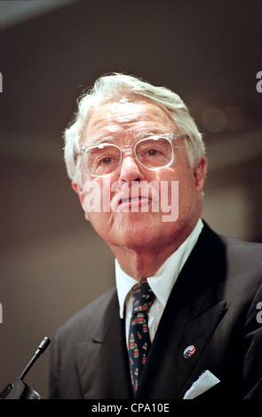Sargent Shriver parle à l'inauguration du quartier général du Corps de la paix le 15 septembre 1998 à Washington, DC. Shriver a été le premier directeur du Corps de la paix. Banque D'Images