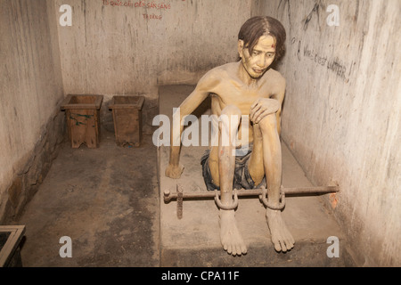 Modèle de prisonnier dans une cage de tigre, le Musée des débris de guerre, Ho Chi Minh Ville (Saigon), Vietnam, Banque D'Images