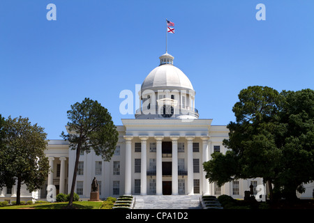 Alabama State Capitol building et terrains à Montgomery, Alabama, États-Unis contre un ciel bleu. Banque D'Images