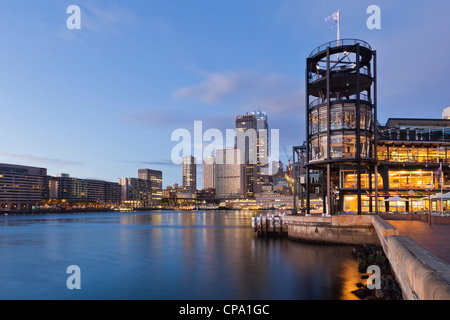 L'Overseas Passenger Terminal et Circular Quay dans le port de Sydney, vu à l'aube. Banque D'Images