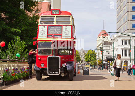 London Transport red double decker bus, juste sur le point de partir pour une tournée de Christchurch. Banque D'Images