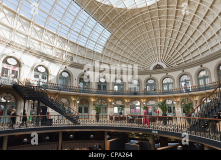 À l'intérieur de l'édifice Corn Exchange historique à Leeds, West Yorkshire, Angleterre, Royaume-Uni. Banque D'Images