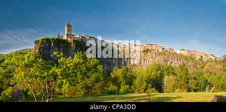 La ville de Castellfollit de la Roca, construite au dessus d'épaisses coulées dans la zone volcanique de la Garrotxa, en Catalogne, Espagne Banque D'Images