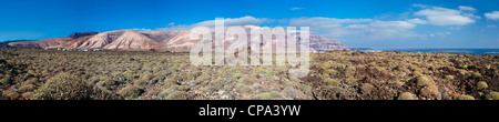 Panorama depuis le Malpais (badlands) de la Corona vers la falaise de Famara. près de Orzola, Lanzarote, îles Canaries, Espagne Banque D'Images