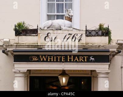 Porche d'entrée de style géorgien de The White Hart Hotel, Buckingham, Buckinghamshire, Angleterre, avec une sculpture de hart Banque D'Images