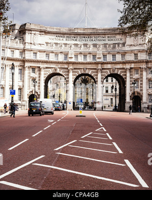 L'Admiralty Arch, vu depuis le Mall, Londres, Angleterre. Banque D'Images