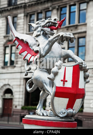 Ville de London dragon statue marquant la limite de la ville, Londres, Angleterre. Banque D'Images