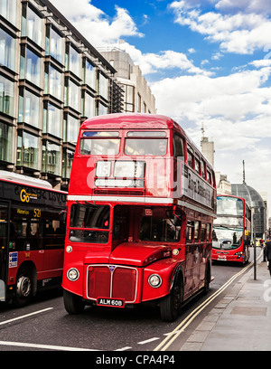 Un vieux bus Routemaster rouge de Londres en direction de Trafalgar Square, Londres, Angleterre. Banque D'Images