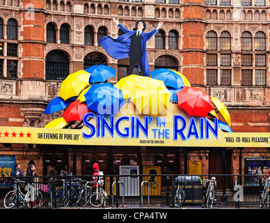 La encore de chanter sous la pluie au Palace Theatre dans le West End de Londres, Angleterre Banque D'Images