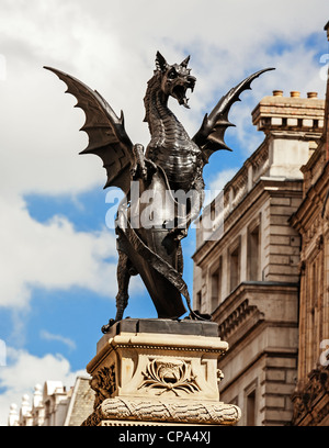 Dragon ou Griffin au sommet du monument de Temple Bar à la limite entre Westminster et la City de Londres, Angleterre. Banque D'Images