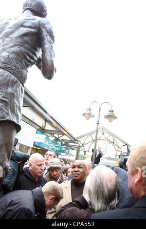 Mike Tyson rend hommage à Johnny Owen lorsqu'il rend visite à Merthyr Tydfil, South Wales, 2009 Banque D'Images