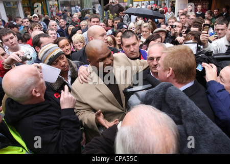 Mike Tyson rend hommage à Johnny Owen lorsqu'il rend visite à Merthyr Tydfil, South Wales, 2009 Banque D'Images