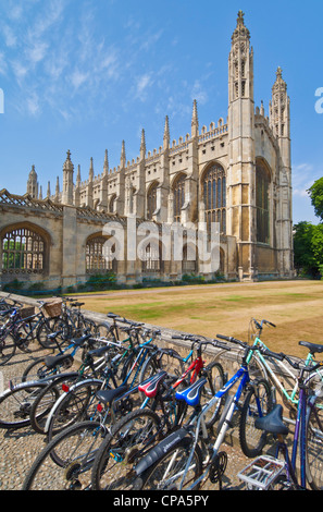 Les vélos garés devant la chapelle du Kings College de Cambridge Cambridgeshire Angleterre bâtiment GO UK EU Europe Banque D'Images