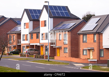 Nouveau boîtier avec les systèmes de panneaux solaires photovoltaïques sur le toit, Birmingham, Angleterre, RU Banque D'Images