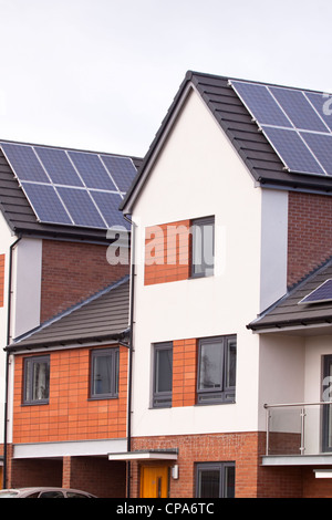 Nouveau boîtier avec les systèmes de panneaux solaires photovoltaïques sur le toit, Birmingham, Angleterre, RU Banque D'Images