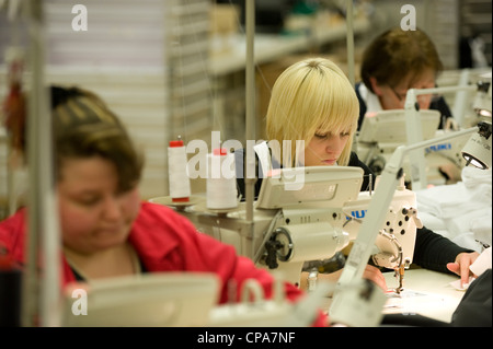 Stagiaire en tailleurs féminins machines à coudre, Burladingen, Allemagne Banque D'Images