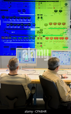 Employés dans le centre de contrôle du haut fourneau 8, Duisburg, Allemagne Banque D'Images