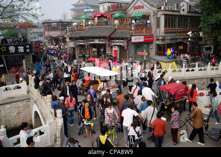 Rue animée sur à côté du pont historique emplacement touristique populaire à Houhai Lake à Beijing Chine Banque D'Images