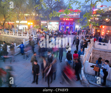 Rue animée sur à côté du pont historique emplacement touristique populaire à Houhai Lake à Beijing Chine Banque D'Images